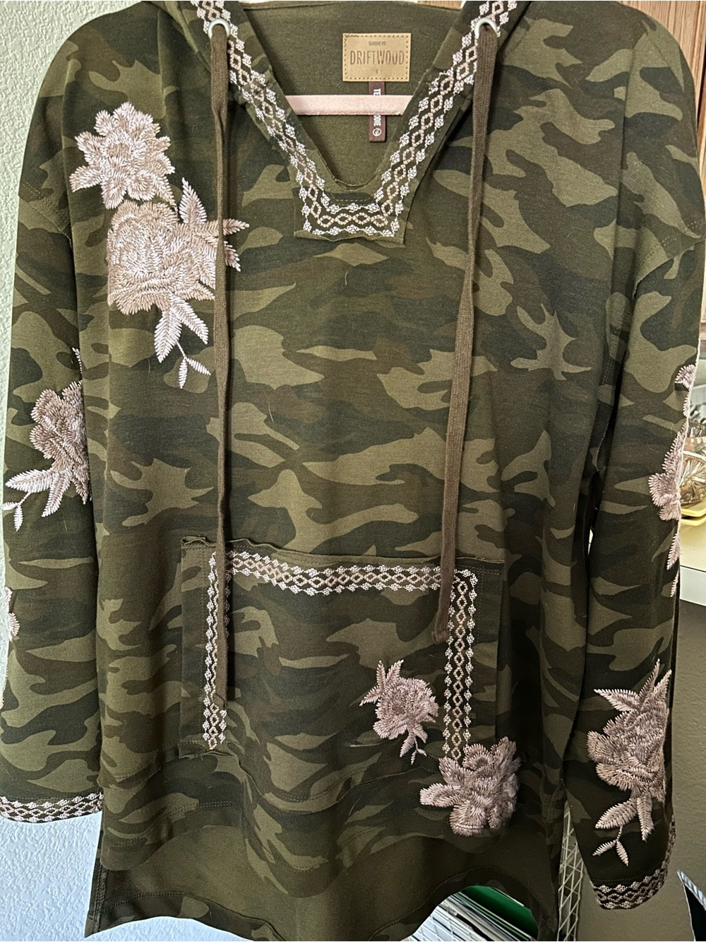 Driftwood feminine Camo pullover with a hood, Size S